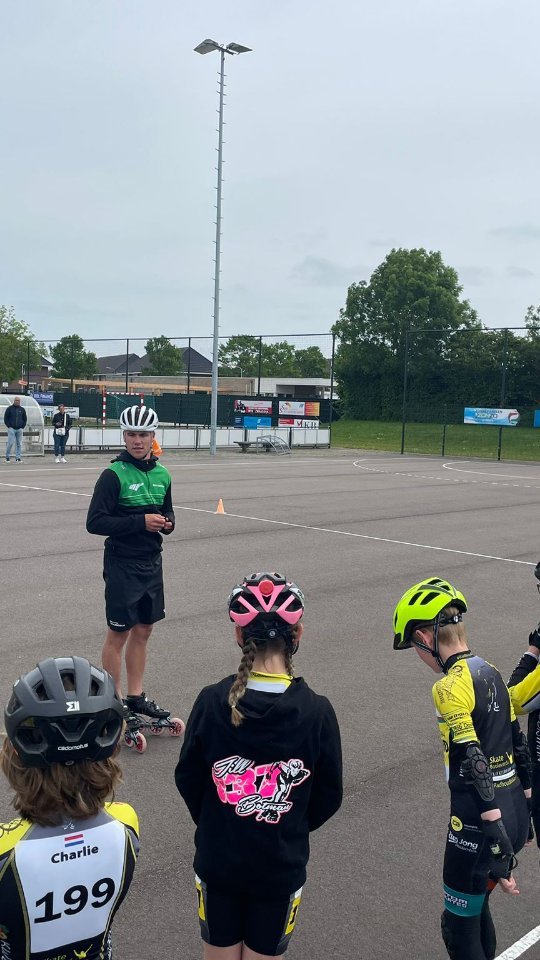 🤗Kids skate clinic tijdens de landelijke baan 💛
Met dank aan Stefan Westenbroek en Bas Noorloos!
Heel leuk! Namens alle Radboudbikkels: bedankt 👏
En daarna nog toffe wedstrijden kijken op de piste.
#inlineskating #skeeleren #RollingTogether #skating #wervershoof
