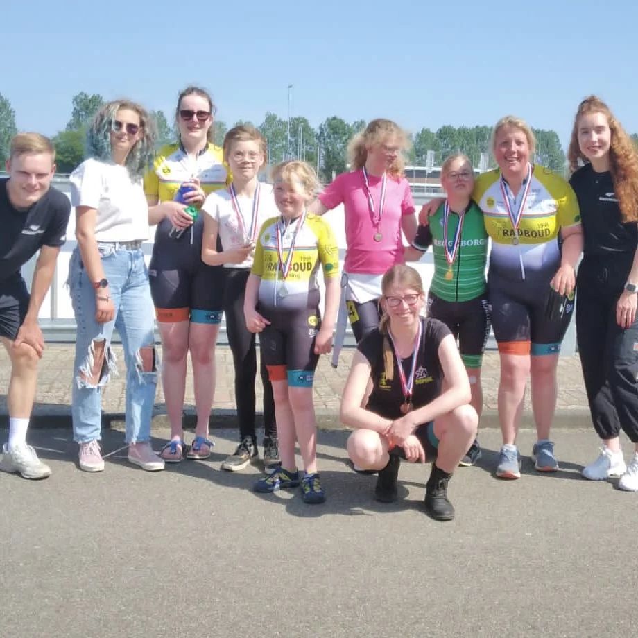 Zaterdag 27 mei werd het NK skeeleren gereden en we zijn weer ontzettend trots op de resultaten, wat een toppers!
Tessa Botman Nederlands Kampioen 500 meter en 1000m
Sophie Berkhout brons 500m
Dominique Vijn zilver 100m
Verder 500m
Femke de Jong 6e
Suzanne Mooijman 8e
Sara Oud 9e
100m Sanne Bak 4e
1000m Sara Oud 5e
300m Suzanne Mooijman 4de in de a en Femke de Jong 1ste in de b.
Dominique Vijn 2de in de c, Sanne Bak 1e in de d.
#skeeleren
#inlineskating
