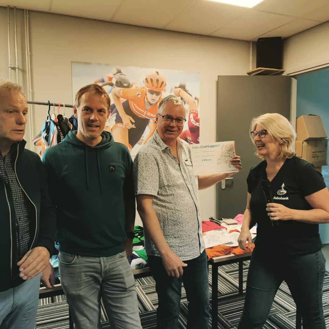 Vandaag werd het bestuur van Radboud Inline-skating verrast door de @rabobank bij het afsluitende feest van de pupillen en wedstrijdrijders. Penningmeester Jos Dol kreeg dankzij de stemmende leden met de @raboclubsuport actie een mooie cheque overhandigd waar we weer ontzettend mee geholpen zijn. Stemmers en Rabobank bedankt!
#raboclubsupportnhn
#decooperatieverabobank