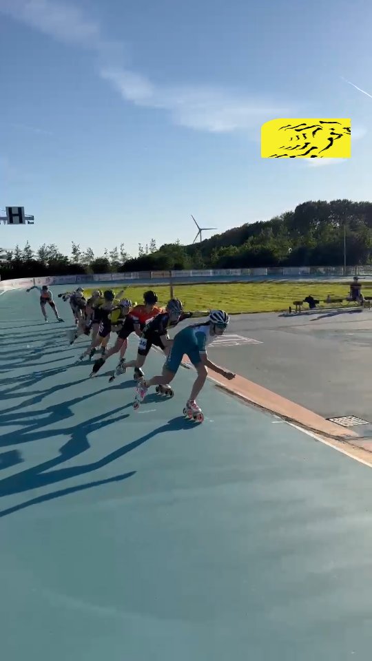 #RADBOUDBIKKELS training be like 😁🕺💃💪
.
.
.
Fun, Technic, Speed 📈
🎥@sascha._.schenk 👌
#RADBOUDBIKKELS #rollingtogether #wervershoof #skeeleren #speedskating #skating