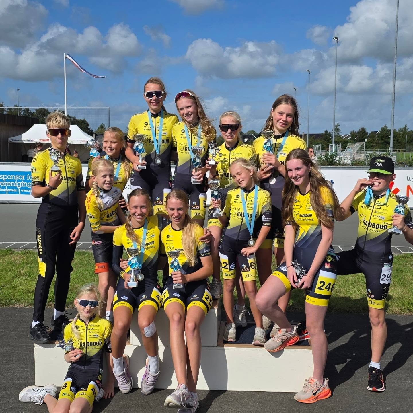 Gisteren was de laatste @regiocompetitienoord van het seizoen in de Westereen bij @skeelerverenigingids.

Het weer zat gelukkig mee, op heel veel wind na. Maar dat deerde onze bikkels niet om te strijden voor de laatste klassementspunten en te gaan voor die mooie grote klassements bokaal.

Dag klassement uitslag.

Tess 🥇, Laura 7e
Charlie 🥈, Lucas 4e
Anne Joos 🥇, Tess 🥈, Fenna 4e, Lizz 9e, Sanne 12e
Fienne 🥇, Jill 🥈, Janne 12e
Mees 🥇, Wilco 🥈, Thomas 🥉, Thijs 5e
Lexie 🥇, Daphne 🥉, Felien 5e, Fleur 6e

Eindklassement

Tess 🥇, Laura 6e
Charlie 🥇, Lucas 🥈
Tess 🥇, Anne Joos 🥉, Sanne 9e
Fienne 🥇, Jill 🥈, Rianne 13e
Wilco 🥇, Thomas 🥉, Thijs 4e
Lexie 🥇, Daphne 🥈, Felien 🥉, Fleur 4e
