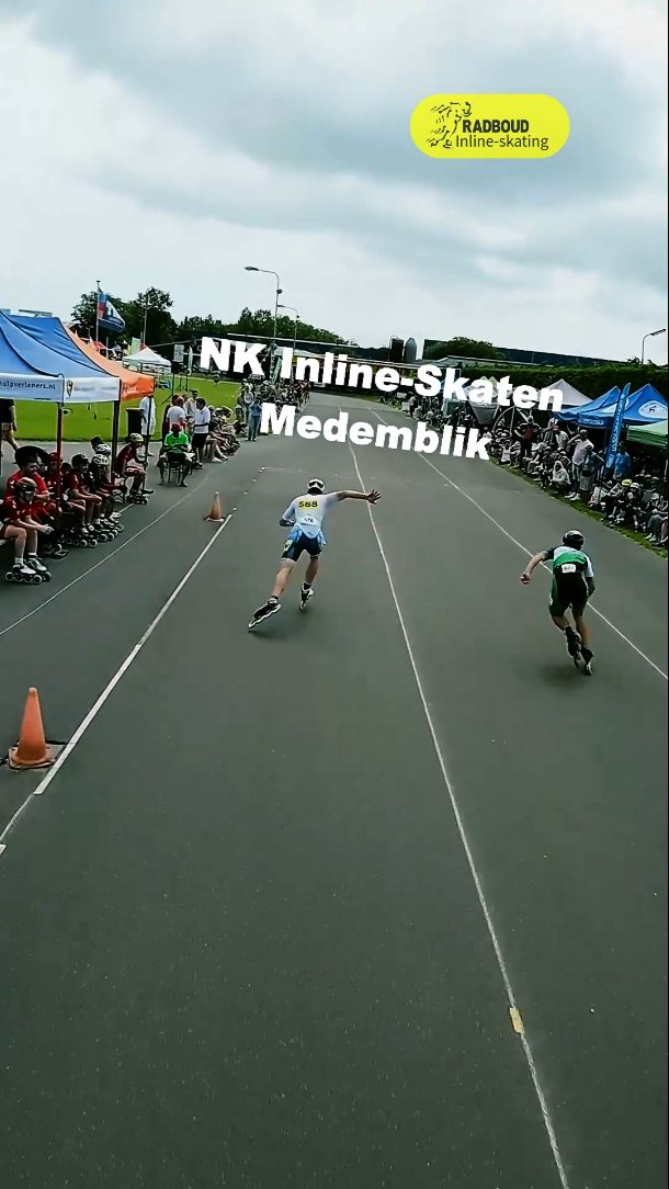 Kom jij ook naar het NK Inline-skaten?! ๐ฅ
๐ 22-23 Augustus ๐
๐Medemblik
De beste rijders van Nederland komen samen voor topwedstrijden op de skeelerbaan in Medemblik.
Vrijdag 100m races en Afvalkoersen.
Zaterdag one-lap sprint races en de puntenkoersen.
En clinics tussendoor om ook aan mee te doen, hoe cool! Voor alle niveaus mogelijk!
Neem vrienden en familie mee en kom kijken! Bankjes, muziek, catering: alles is aanwezig ๐ช๐
Video credits to @coptercreationsde ๐๐ฝ๏ธ๐ฎ
#inlineskating #skeeleren #TeamMedemblik #daikinnkinlineskaten #RollingTogether #Synergyonskates