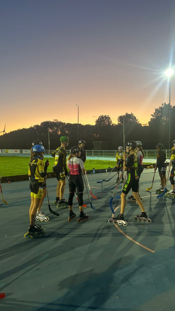 Laatste week van het seizoen๐๐
Leuk kunnen afsluiten met ๐ ๐ฅ
Het was weer een mooie training, er werd veel geskeelerd en als afsluiting de hockey sticks erbij om de getrainde stuur vaardigheden te tonen!
Super gedaan allemaal, echte #RADBOUDBIKKELS ๐ฅ
Deze winter wordt er weer vrolijk verder gegaan op de zaterdagochtend met indoor trainingen, of skaters kiezen voor schaatsen ๐ lekker bezig zijn, veel oefenen๐ ๐
#rollingtogether #inlineskating #skeeleren
Iedereen bedankt! Voor een mooi seizoen.